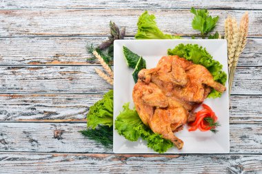 Fırında tavuk. Şükran günü. Eski ahşap arka plan üzerinde. Metin için özgür yer. Üstten görünüm.