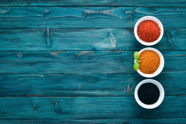 Baharat ve otlar üzerinde mavi ahşap bir masa. Fesleğen, karabiber, safran, baharatlar. Hint geleneksel mutfak. Üstten görünüm. Ücretsiz kopya alanı.