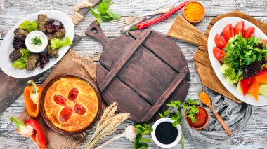 Gürcü ve Avrupa mutfaklarından yemekler ürün yelpazesine. Eski ahşap arka plan üzerinde. Metin için özgür yer. Üstten görünüm.