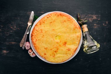 Khachapuri peynir ile. Gürcü mutfağı. Eski ahşap arka plan üzerinde. Metin için özgür yer. Üstten görünüm.