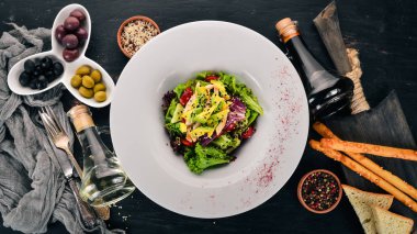 Sebze salatası tavuk fileto ve avokado. Ahşap bir arka plan üzerinde. Metin için özgür yer. Üstten görünüm.