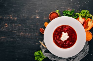 Sebze Pancar çorbası. Borsch ekşi krema ile. Eski ahşap arka plan üzerinde. Metin için özgür yer. Üstten görünüm.