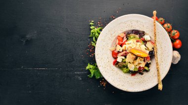 Mavi peynir ve parmesan peyniri ile taze sebze salatası. Eski arka plan üzerinde. Ücretsiz kopya alanı. Üstten görünüm.