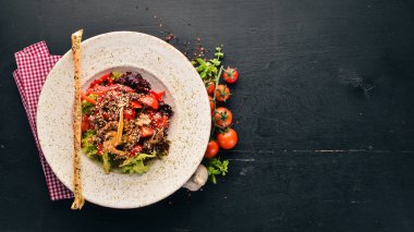 Dana eti, mantar ve susam ile taze sebze salatası. Eski arka plan üzerinde. Ücretsiz kopya alanı. Üstten görünüm.