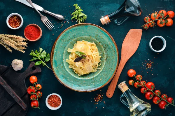 Pasta Con Parmigiano Nel Piatto Verde Cucina Italiana Sul Vecchio — Foto Stock