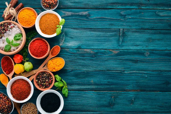 Specerijen Kruiden Een Blauwe Houten Tafel Basilicum Paprika Saffraan Kruiden — Stockfoto