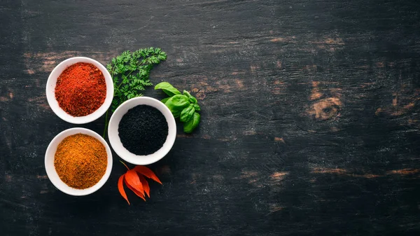 Sada Koření Bylin Indická Kuchyně Pepř Sůl Paprika Bazalka Kurkuma — Stock fotografie