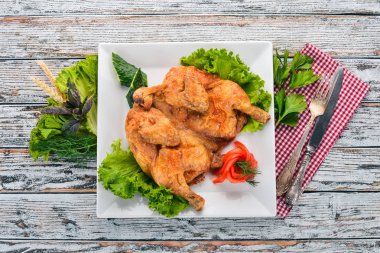 Fırında tavuk. Şükran günü. Eski ahşap arka plan üzerinde. Metin için özgür yer. Üstten görünüm.