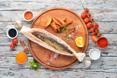 Uskumru parşömen kağıt balık pişmiş. Ahşap bir gemide. Ücretsiz kopya alanı. Üstten görünüm.