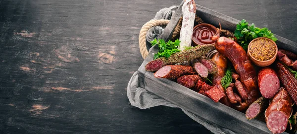 Assortiment Van Worst Snacks Een Houten Doos Worst Fuet Salami — Stockfoto