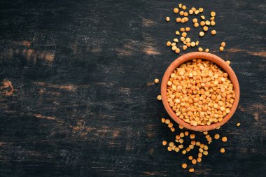 Kuru bezelye. Siyah ahşap arka plan üzerinde. Üstten görünüm. Ücretsiz kopya alanı.