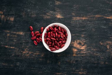 Bean siyah bir ahşap zemin üzerine. Üstten görünüm. Ücretsiz kopya alanı.