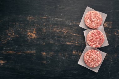 Siyah ahşap zemin ham burger. Üstten görünüm. Ücretsiz kopya alanı.