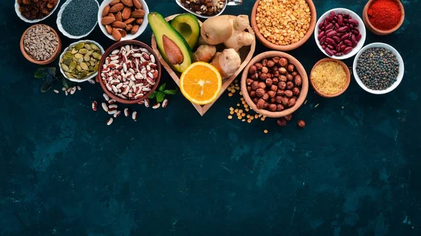 Superfoods Egészséges Élelmiszer Dió Bogyók Gyümölcsök Hüvelyesek Fekete Háttér Felülnézet — Stock Fotó