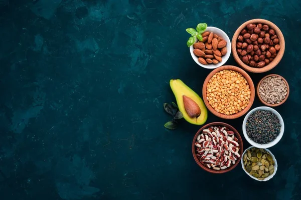 Superalimentos Alimentos Saudáveis Nozes Bagas Frutas Legumes Fundo Pedra Preta — Fotografia de Stock