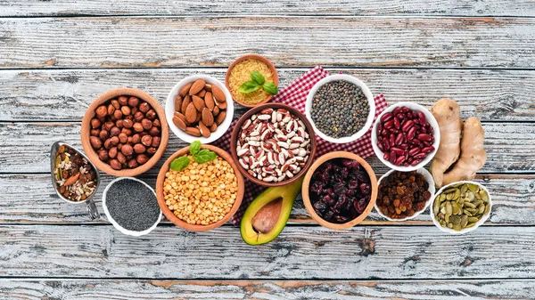 Superpotraviny Zdravé Jídlo Ořechy Bobule Ovoce Luštěniny Bílém Pozadí Dřevěná — Stock fotografie