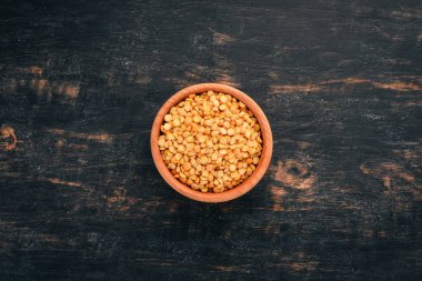 Kuru bezelye. Siyah ahşap arka plan üzerinde. Üstten görünüm. Ücretsiz kopya alanı.