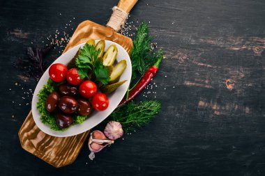 Bir plaka üzerinde çeşitli Turşu sebze. Eski ahşap arka plan üzerinde. Metin için özgür yer. Üstten görünüm.