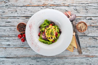 Sebze salatası tavuk fileto ve avokado. Ahşap bir arka plan üzerinde. Metin için özgür yer. Üstten görünüm.