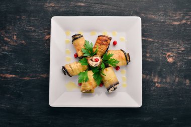 Pişmiş rulo patlıcan. Gürcü mutfağı. Eski ahşap arka plan üzerinde. Metin için özgür yer. Üstten görünüm.