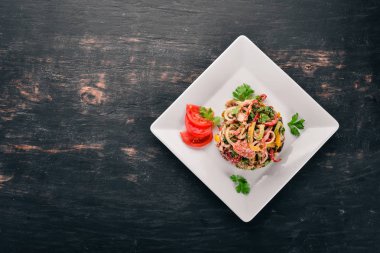 Kavrulmuş sebze salatası. Izgara sebze. Eski ahşap arka plan üzerinde. Metin için özgür yer. Üstten görünüm.