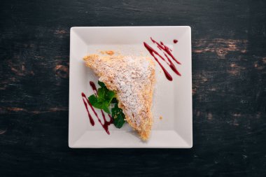 Pasta Napoleon. Ahşap bir arka plan üzerinde. Üstten görünüm. Ücretsiz kopya alanı.