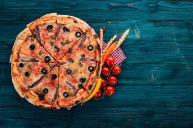 Deniz ürünleri Pizza. İtalyan mutfağı. Ahşap bir arka plan üzerinde. Metin için özgür yer. Üstten görünüm.