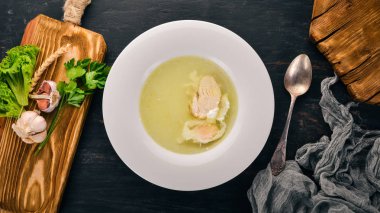 Yumurta tavuk çorbası. Eski ahşap arka plan üzerinde. Metin için özgür yer. Üstten görünüm.