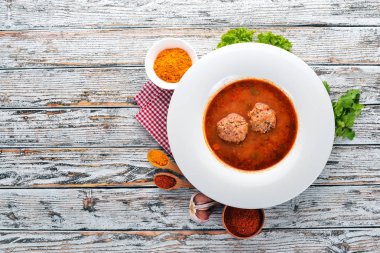 Sebze çorbası köfte ile. Eski ahşap arka plan üzerinde. Metin için özgür yer. Üstten görünüm.