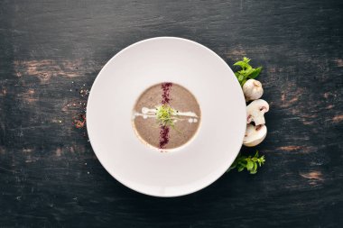 Kremalı mantar çorbası püresi. Üstten görünüm. Metniniz için boş alan. Ahşap bir arka plan üzerinde.