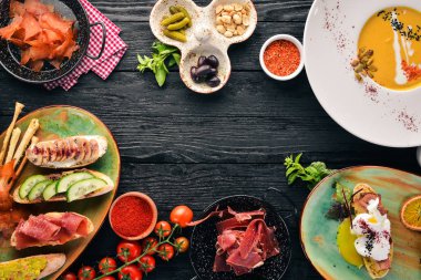 Yemekleri kümesi. Balkabağı çorbası, avokado sandviç, jambon ve mantar. Üstten görünüm. Metniniz için boş alan. Ahşap bir arka plan üzerinde.