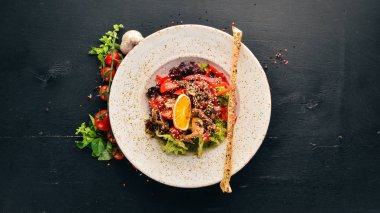 Dana eti, mantar ve susam ile taze sebze salatası. Eski arka plan üzerinde. Ücretsiz kopya alanı. Üstten görünüm.