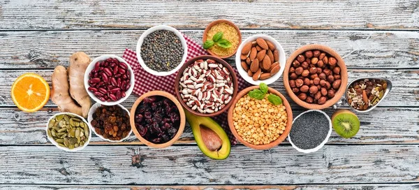 Superalimentos Alimentos Saudáveis Nozes Bagas Frutas Legumes Fundo Madeira Branco — Fotografia de Stock