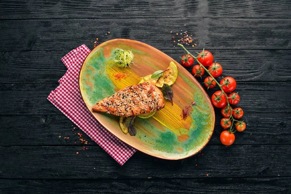 Filetto Pollo Forno Con Sesamo Zucchine Sul Vecchio Sfondo Spazio — Foto Stock