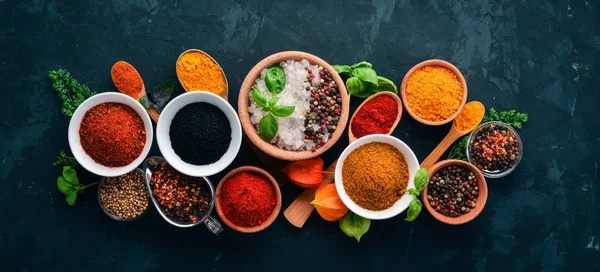 Baharat ve otlar taş bir tablo kümesi. Hint geleneksel baharat. Üstten görünüm. Ücretsiz kopya alanı.