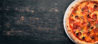 Pizza Bavyera. Sosis, mantar, domates salçası. Geleneksel İtalyan yemeği. Eski arka plan üzerinde. Üstten görünüm. Metniniz için boş alan.