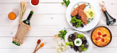 Gürcü ve Avrupa mutfaklarından yemekler ürün yelpazesine. Eski ahşap arka plan üzerinde. Metin için özgür yer. Üstten görünüm.