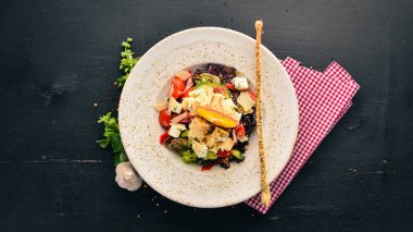 Mavi peynir ve parmesan peyniri ile taze sebze salatası. Eski arka plan üzerinde. Ücretsiz kopya alanı. Üstten görünüm.