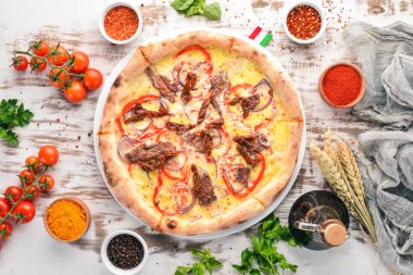 Pizza Mozzarella ve Dana eti. Sığır eti, domates, makarna pomidorro. Geleneksel İtalyan yemeği. Eski arka plan üzerinde. Üstten görünüm. Metniniz için boş alan.