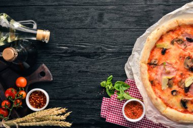 Pizza Caprichos. Jambon, mantar, enginar, domates. Geleneksel İtalyan yemeği. Eski arka plan üzerinde. Üstten görünüm. Metniniz için boş alan.