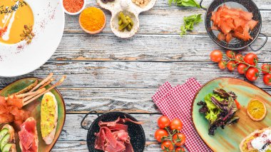 Yemekleri kümesi. Balkabağı çorbası, avokado sandviç, jambon ve mantar. Üstten görünüm. Metniniz için boş alan. Ahşap bir arka plan üzerinde.