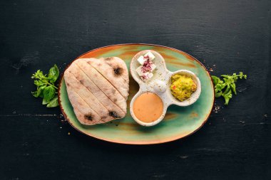 Kahvaltı. Kızarmış yumurta. Üstten görünüm. Metniniz için boş alan. Ahşap bir arka plan üzerinde.