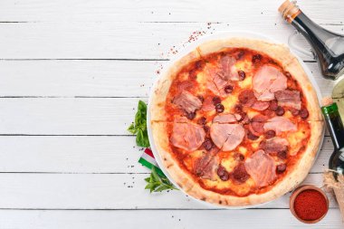 Pizza salam ve sosis. Geleneksel İtalyan yemeği. Eski arka plan üzerinde. Üstten görünüm. Metniniz için boş alan.