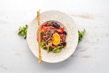 Dana eti, mantar ve susam ile taze sebze salatası. Eski arka plan üzerinde. Ücretsiz kopya alanı. Üstten görünüm.