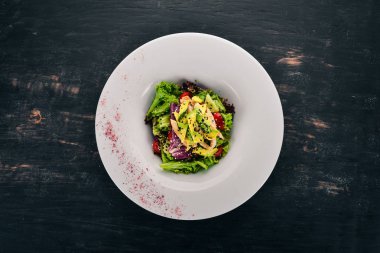 Sebze salatası tavuk fileto ve avokado. Ahşap bir arka plan üzerinde. Metin için özgür yer. Üstten görünüm.