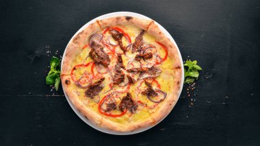 Pizza Mozzarella ve Dana eti. Sığır eti, domates, makarna pomidorro. Geleneksel İtalyan yemeği. Eski arka plan üzerinde. Üstten görünüm. Metniniz için boş alan.