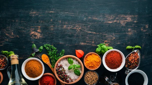 Een Aantal Specerijen Kruiden Indiase Keuken Peper Zout Paprika Basilicum — Stockfoto