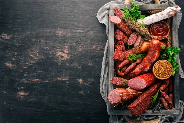 Wurst Und Snacksortiment Einer Holzkiste Wurst Salami Paperoni Auf Schwarzem — Stockfoto