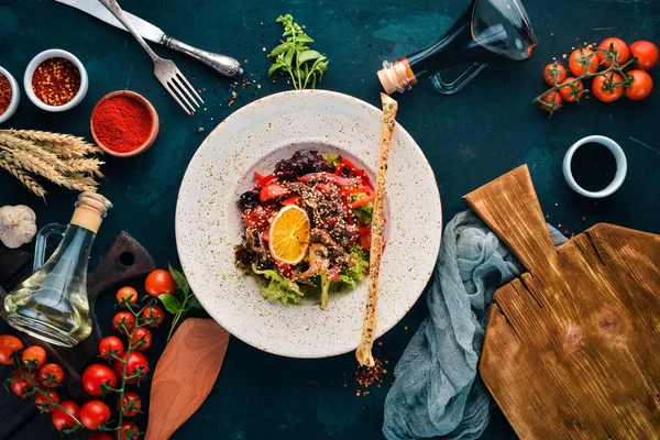 Ensalada Verduras Frescas Con Ternera Champiñones Semillas Sésamo Viejo Fondo —  Fotos de Stock