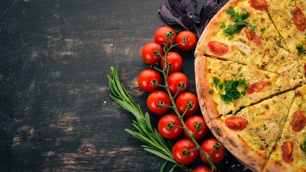 Pizza Med Körsbärstomater Suluguni Ost Och Basilika Italienska Rätter Trä — Stockfoto